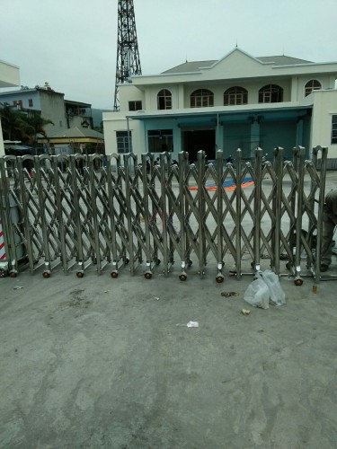 Lắp đặt cổng xếp điện inox tại Bưu điện Hà Khánh, Hạ Long